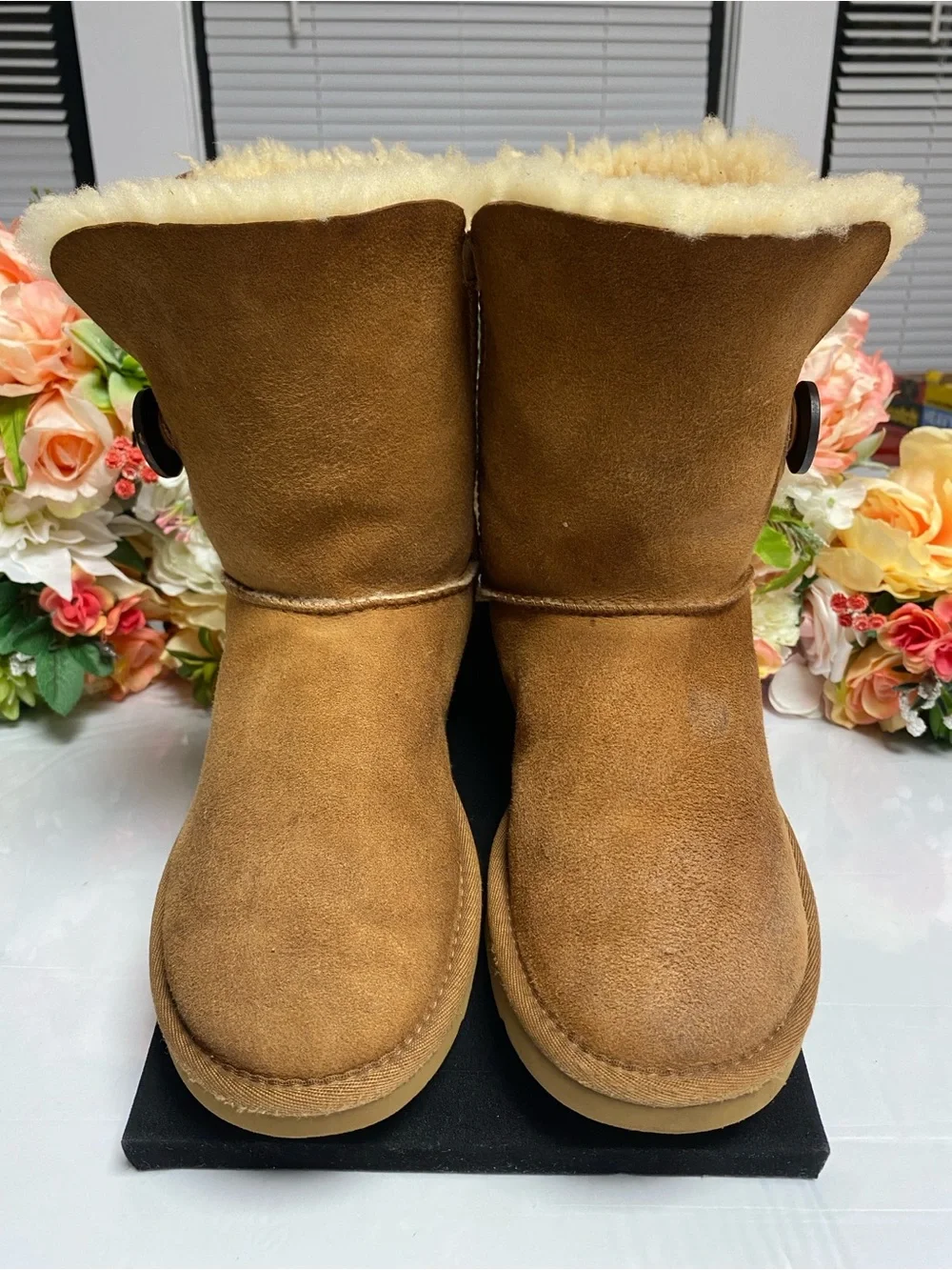 UGG Australia Bailey Button 5803 Sheepskin Boots Chestnut Women’s Estimated 6